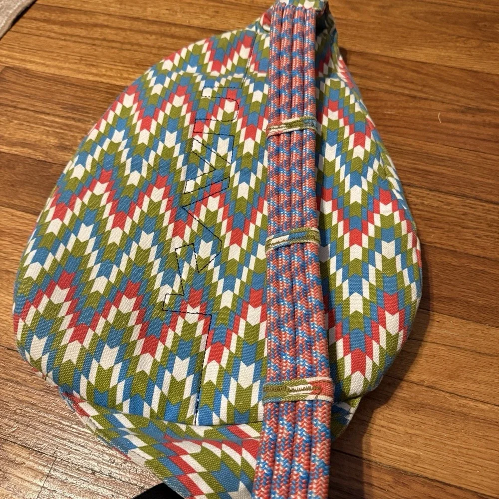 KAVU ROPE SLING BAG MULTICOLOR SOUTHWEST AZTEC DESIGN SLING‎ BAG VGC